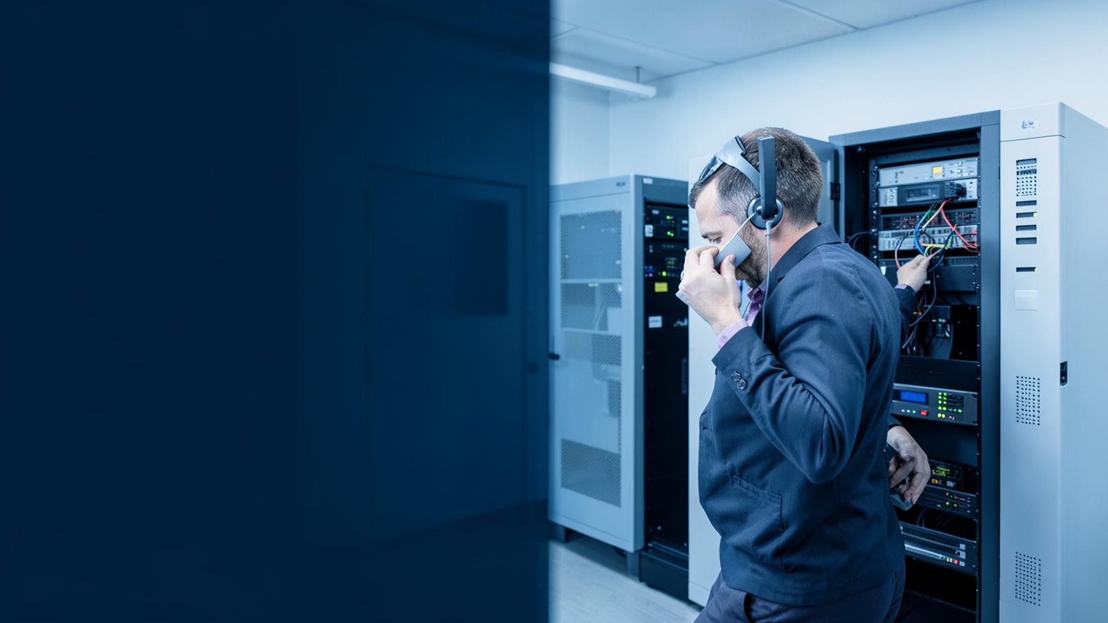 Técnico configurando equipamentos de rede e monitoramento